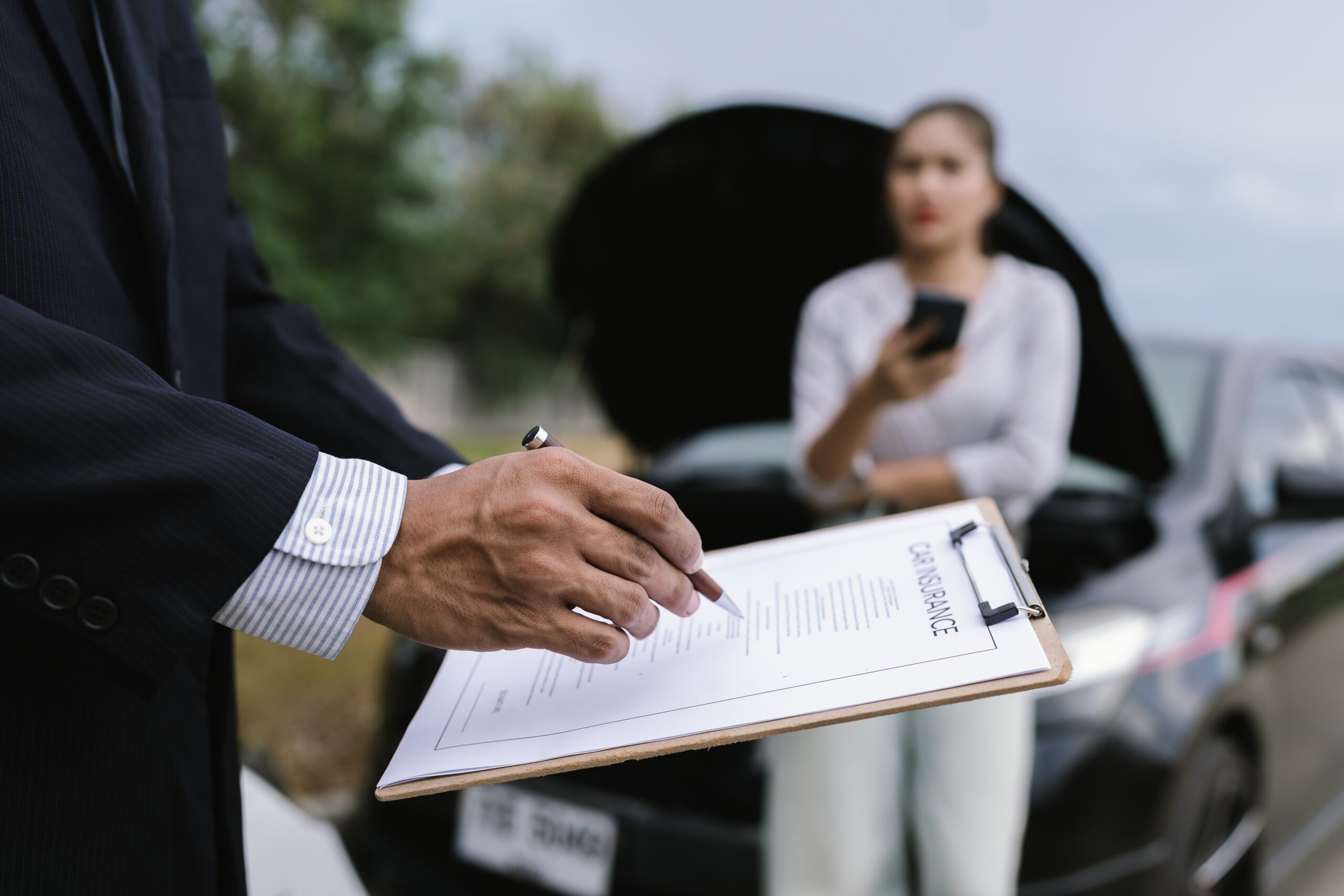 Monument Legal attorney meeting with Lansing car accident client